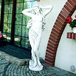 Скульптура античная Девушка с руками за голову