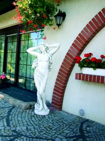 Скульптура античная Девушка с руками за голову