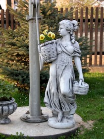 Скульптура античная Девушка с корзинками