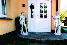 Скульптура античная Ева с яблоком