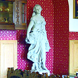 Скульптура античная Девушка с фруктами