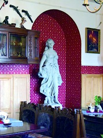 Скульптура античная Девушка с фруктами