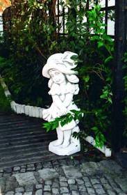 Скульптура классическая Девочка в шляпе и с сумочкой