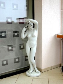 Скульптура античная Девушка обнажённая