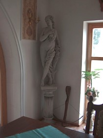 Скульптура античная Девушка с виноградом