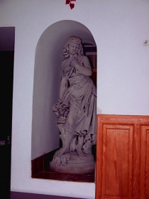 Скульптура античная Девушка с цветами