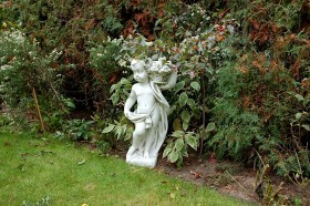 Скульптура Мальчик с корзинкой