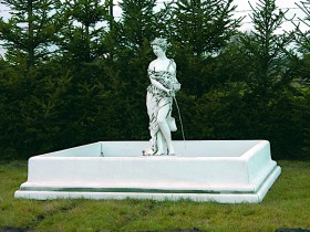 Скульптура античная  Девушка с ракушкой