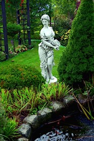 Скульптура античная  Девушка с ракушкой