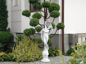 Скульптура классическая Девушка на шаре