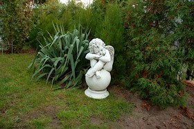 Скульптура классическая Ангел на шаре спящий