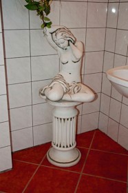 Скульптура классическая Девушка сидит у воды