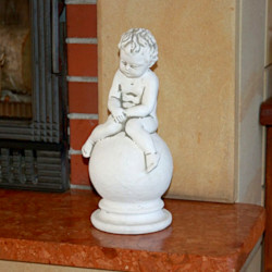 Скульптура Ангел на шаре 2