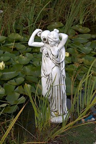 Скульптура античная Девушка с кувшином