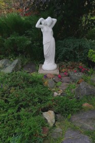 Скульптура античная Девушка с кувшином