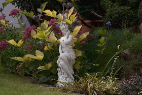 Скульптура античная Девушка сидит