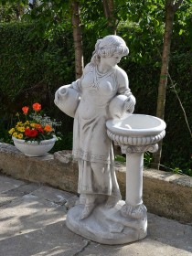 Скульптура античная Гречанка с кувшинами у родника