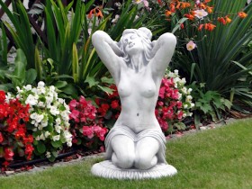 Скульптура классическая Девушка сидит с руками за голову