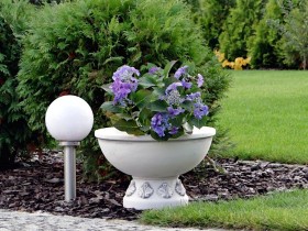 Вазон классический, круглый на ножке с орнаментом