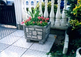 Вазон современный квадратный на 2 ножках