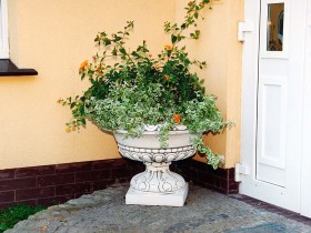 Вазон античный, круглый на ножке