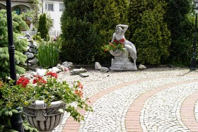 Скульптура античная Девушка сидит на вазе