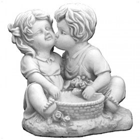 Скульптура современная Дети целуются
