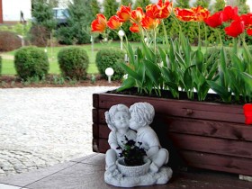 Скульптура современная Дети целуются