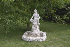 Фонтан Девушка с дельфином