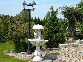 Фонтан современный Дети под зонтиком