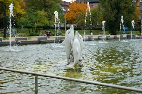 Скульптура 3 дельфина