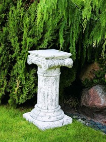 Колонна античная с пьедесталом и капителью