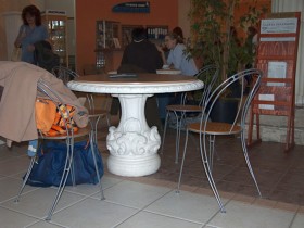 Стол декоративный классический