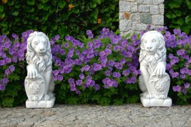 Скульптура Лев сидит, со щитом, правый