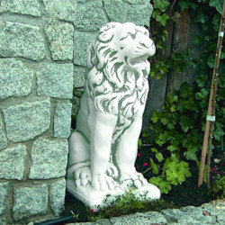 Скульптура Лев сидит смотрит прямо