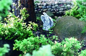 Скульптура Орёл сидит на камне