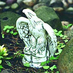 Скульптура Орёл сидит на камне