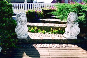 Скульптура Лев сидит, со щитом, левый