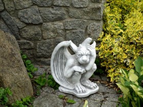 Скульптура античная Гаргулья рука на голову