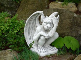 Скульптура античная Гаргулья рука на голову