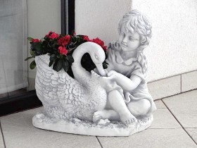 Скульптура современная Девочка с лебедем