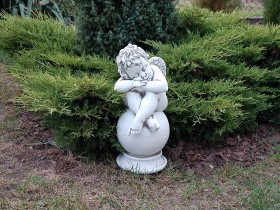 Скульптура классическая Ангел на шаре спящий