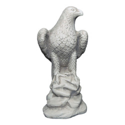 Скульптура Сокол сидит на камне, левый