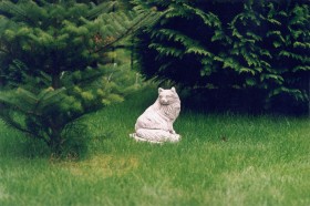 Скульптура Кот сидит смотрит направо