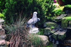 Скульптура Сокол на камне