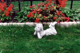 Скульптура современная Девочка лежит