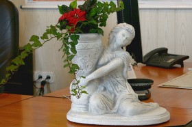 Вазон скульптурный Девушка с вазой