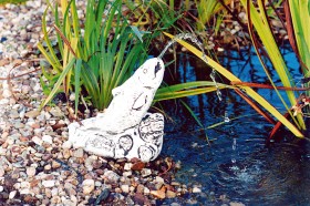 Скульптура Рыба на камне