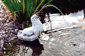 Скульптура Нерпа с трубкой для воды