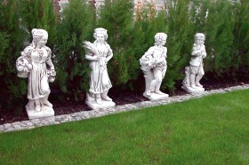 Скульптура Девушка с корзинкой и цветами